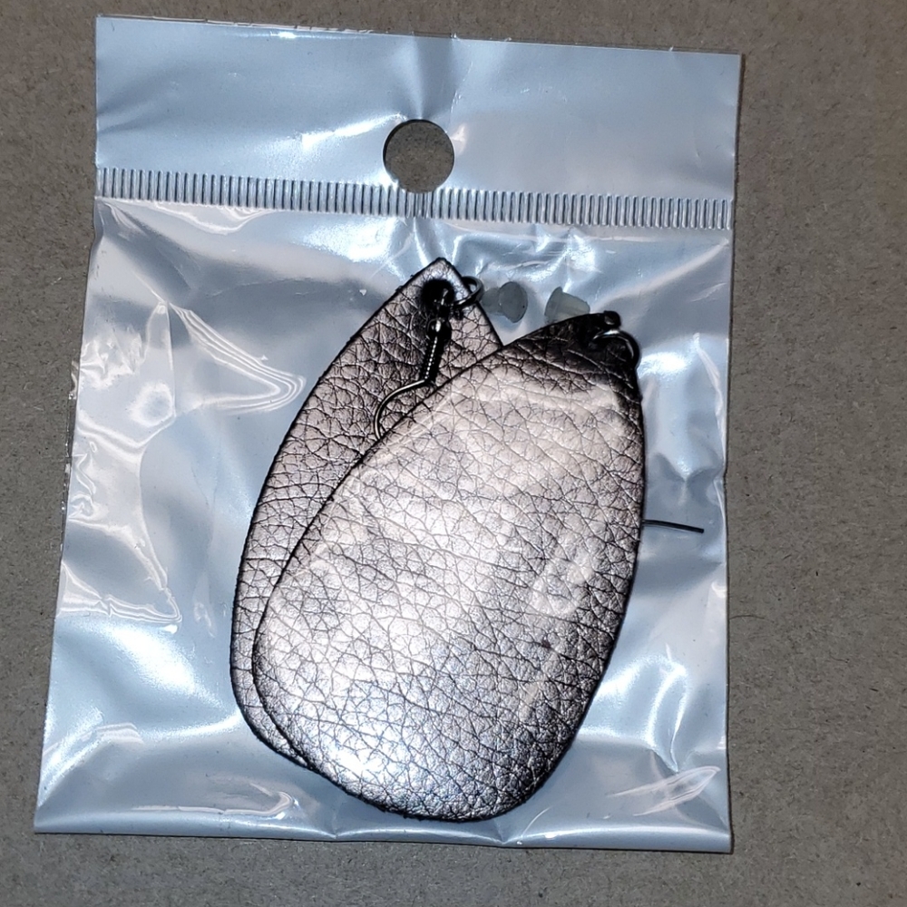 NWT‎ Faux leather earrings, pewter teardrop